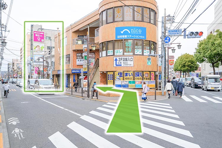 ④横断歩道を渡り左手に進みます